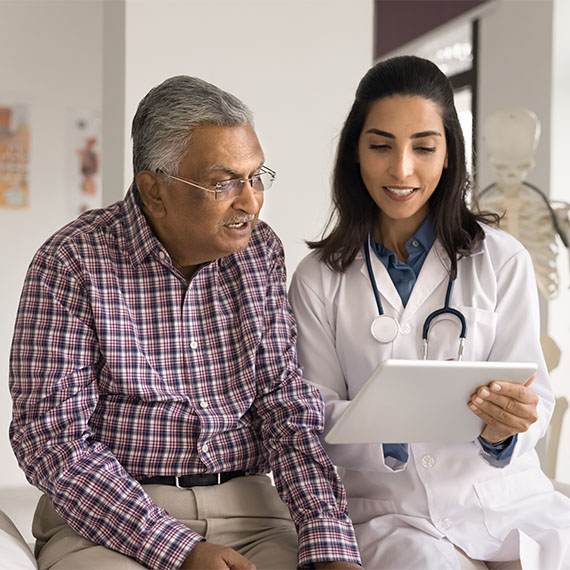 médecin aidant un patient